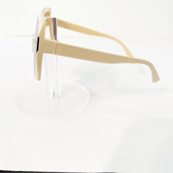 Women’s Fashion Sunglasses - Picture 2 of 3